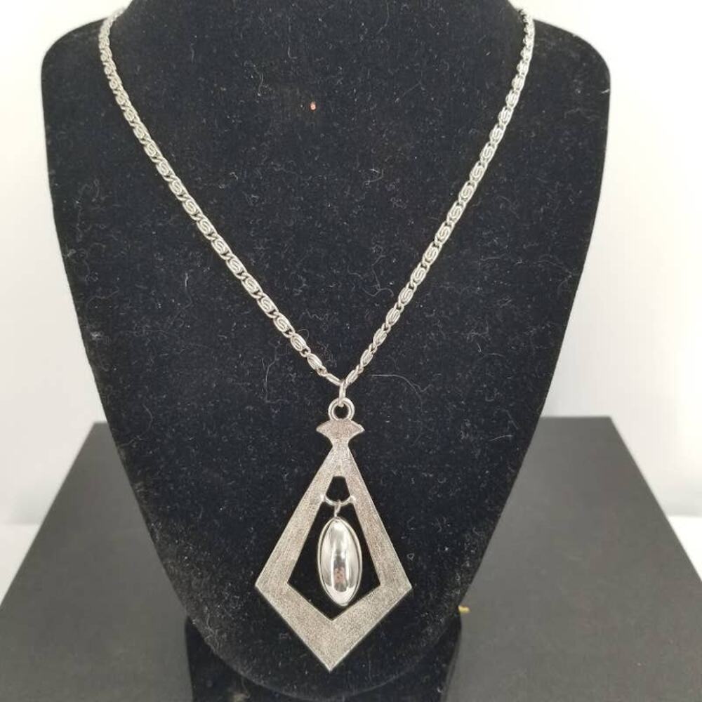Vintage Mid Century 1960s silvertone necklace with pendant